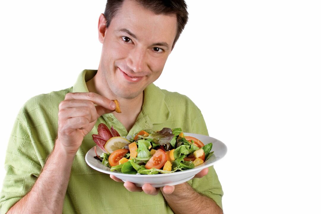 čovjek jede salatu od povrća radi potencije